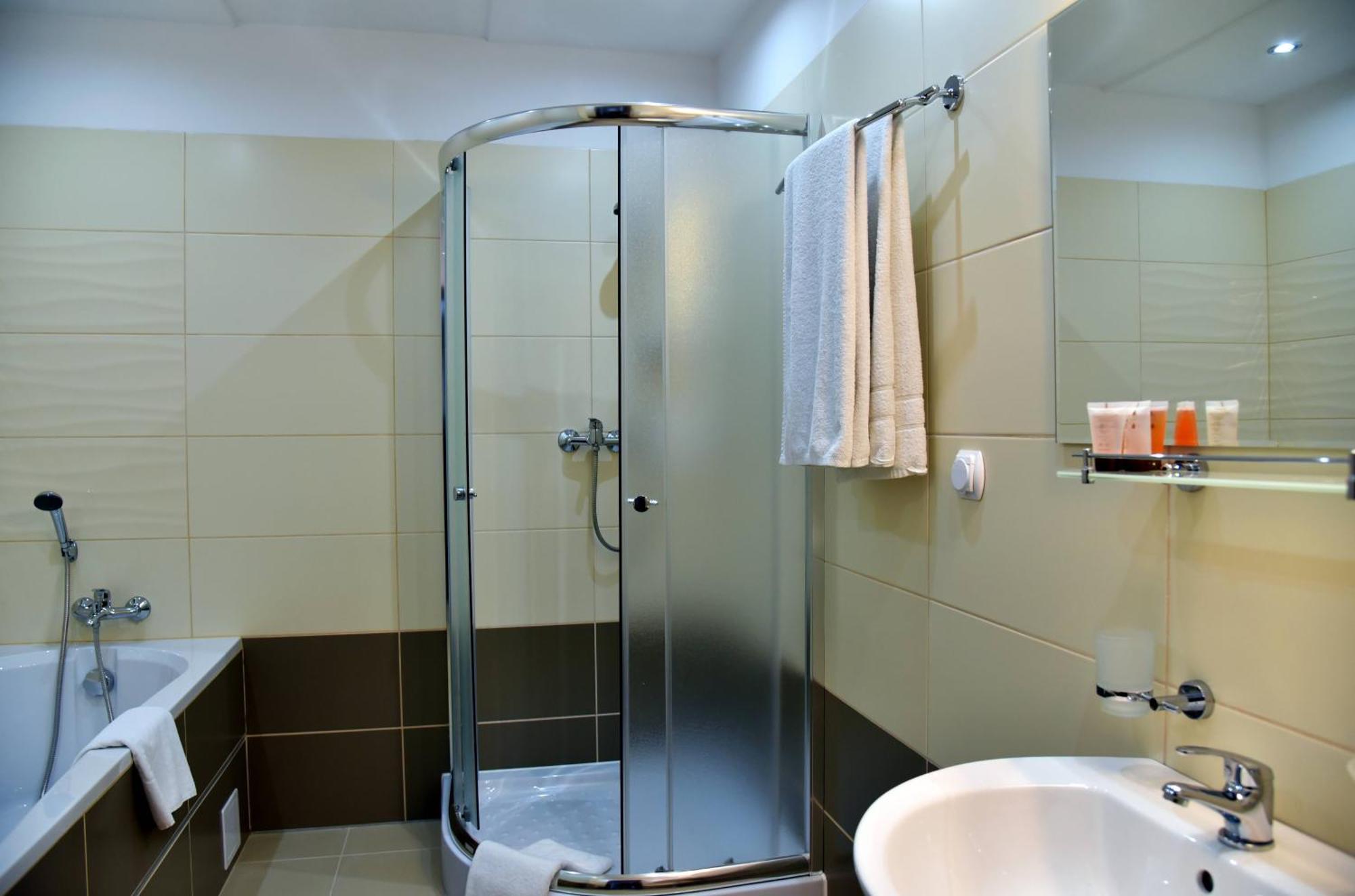 אוגוסטוב Kompleks Hotelowy Logos מראה חיצוני תמונה
